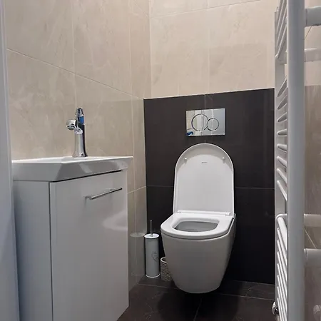 Luxury Center With Balcony דירה